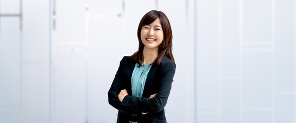 腕組みをする笑顔の女性・ビジネスウーマン