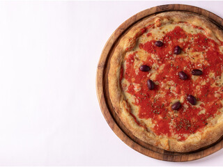 pizza grande vista de cima com molho de tomate com mussarela, azeitona  e orégano em uma tábua de madeira sob um fundo branco 