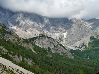 Der Dachstein in Wolken gehüllt.