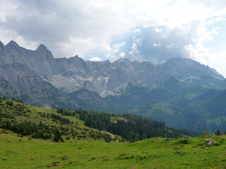 Obraz premium Der Dachstein in Wolken gehüllt.
