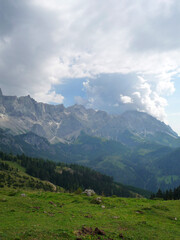 Obraz premium Der Dachstein in Wolken gehüllt.