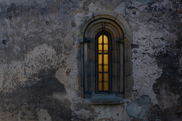 Okno w kościele podświetlone promieniami słońca