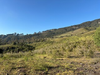 paisaje de cielo azul claro y monta&ntilde;a verde en el campo