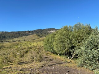 Naklejka premium paisaje hermoso con luna de fondo en cielo azul