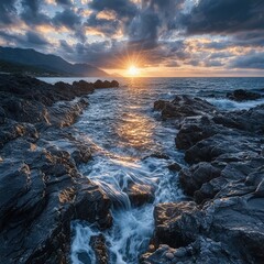 Obraz premium Stunning sunset over the ocean, waves crashing on dark rocks.