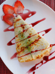 Crepa hecha de forma artesanal, rellena de fresas. Plano Vertical.