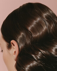 Fototapeta premium Femme cheveux bruns châtains ondulés brillants, ondulations, vue de profil, vue de dos, coiffure, beauté, studio, naturel, gros plan