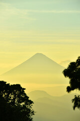 Atardecer en el municipio de Villa Canales, Guatemala. Volcán de agua al fondo, paisaje natural.
