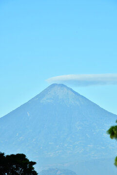 Volc&aacute;n de agua visto desde el municipio de Villa Canales en Guatemala. Toma Vertical.