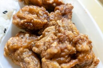 サクサク唐揚げと白ご飯のお弁当