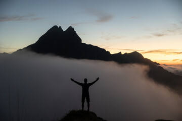 Wanderer über Nebelmeer © Matthias_Haberstock