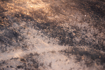 Sezon zimowy, zamarznięta woda, wzór na lodzie, zimowe tło trendy 2025.