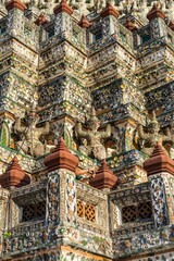 Fototapeta premium Exploring the intricate architecture of Wat Arun in Thailand during sunset