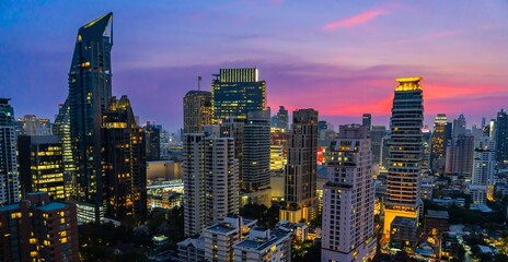 Obraz premium Vibrant sunset over the skyline of Bangkok showcasing urban development and a bustling city life