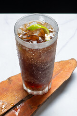 Drinks alcóolicos a base de bebidas destilada servidos sobre pedra de mármore e fundo preto.
