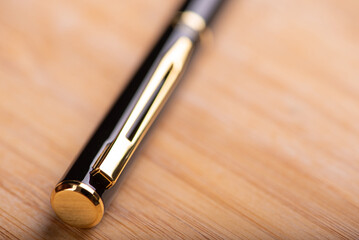 Naklejka premium Fountain pen, beautiful fountain pen in detail on wooden surface, selective focus.
