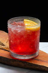 Drinks alcóolicos a base de bebidas destilada servidos sobre pedra de mármore e fundo preto.
