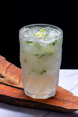 Drinks alcóolicos a base de bebidas destilada servidos sobre pedra de mármore e fundo preto.
