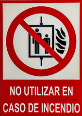 A red and white sign with a black border that says "No Utilizar En Caso De Incen