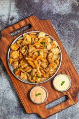 Porção aperitivo,  de file de frango , linguiça calabresa e cebola frita