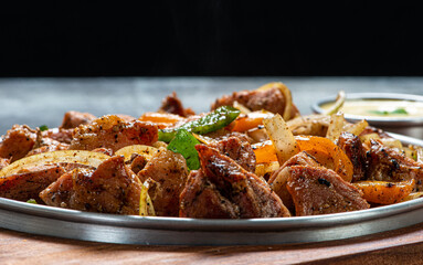 Porção aperitivo,  de file de frango , linguiça calabresa e cebola frita