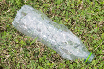 Botella de plastico en el suelo en vez de ser arrojada a la basura.
