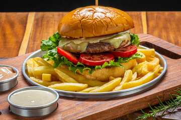 Hamburger com queijo e fritas 