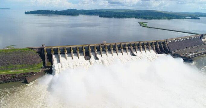 Turucur&iacute; Par&aacute; Brasil hidrel&eacute;trica de Tucuru&iacute;, comportas abertas, agu&aacute; jorrando, Lago artificial