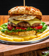 Hamburger, o sanduíche mais vendido no mundo, com diversos ingredientes, carne, queijos, saladas, molhos entre outros
