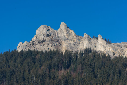La Dent d'Oche, sommet du Chablais en Haute-Savoie (2 221 m), domine une for&ecirc;t dense et offre des vues exceptionnelles sur le lac L&eacute;man et les Alpes. Destination pris&eacute;e des randonneurs et amoureux de 