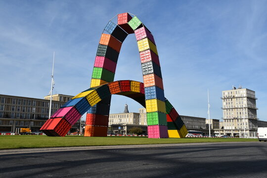 Vibrant sculpture "Cat&egrave;ne de Container" made of stacked shipping containers by Vincent Ganivet, celebrating Le Havre&rsquo;s 500th port anniversary.