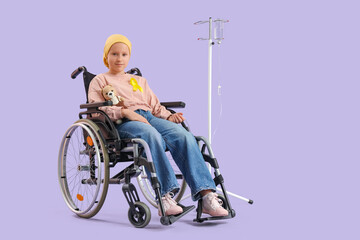 Obraz premium Little girl in wheelchair on lilac background. Childhood cancer awareness