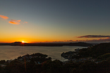 朝日に染まる奥浜名湖の風景