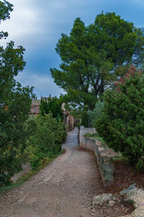 Obraz premium siruana street with stone walls