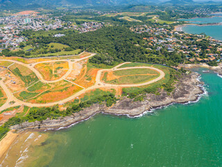 Imagem aérea de drone da praia do morro, condomínio Aldeia da Praia e Praia da Cerca em...
