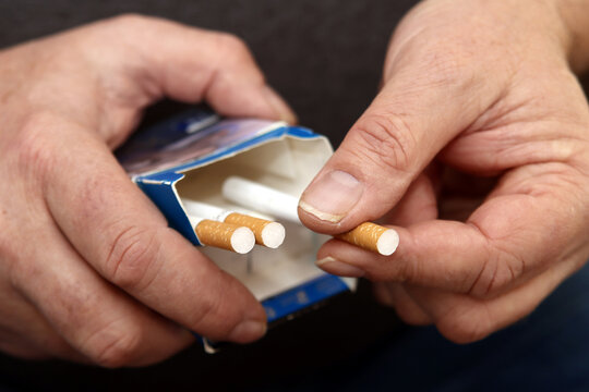 Mann h&auml;lt Zigarettenschachtel in der Hand