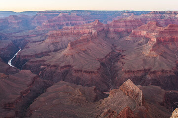&Eacute;clat dor&eacute; au Grand Canyon : Un coucher de soleil spectaculaire embrasant les falaises majestueuses d'un des paysages les plus embl&eacute;matiques du monde