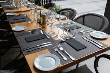 Mesa ordenada para celebración con copas, cubiertos y estética elegante
