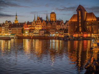Gdańsk nas Motławą wieczorem.