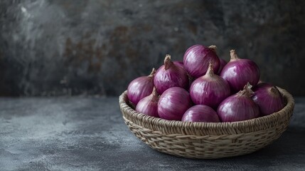 Obraz premium Red onions in woven basket, dark background, food photography, recipe