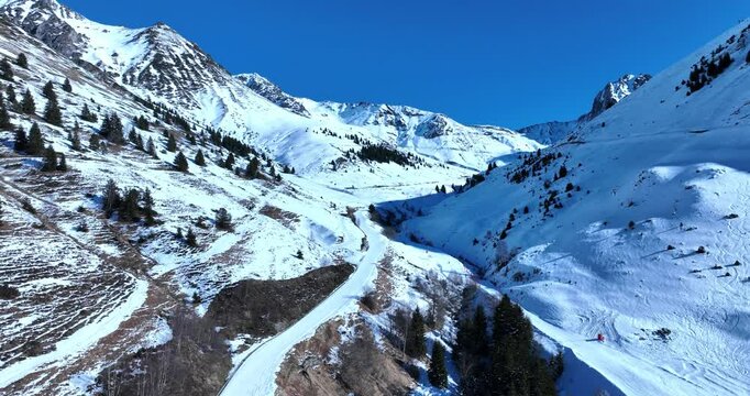 Longue avanc&eacute;e sur les pistes de ski