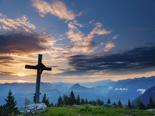 Summit cross of the Ahornbüchsenkopf at sunrise, behind Osterhorngruppe and Dachstein, Roßfeld,...