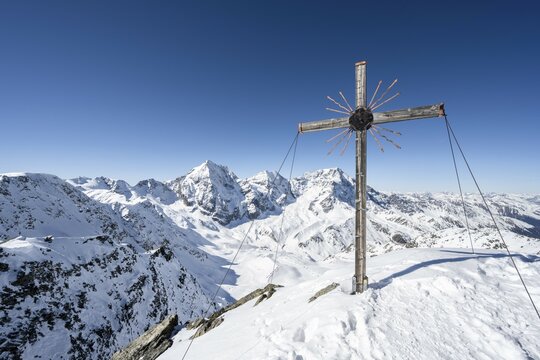 Summit cross at the summit of the Madritschspitze, mountain panorama with snow-covered mountain landscape in winter, view of mountain peaks K&ouml;nigsspitze, Monte Zebru and Ortler, Ortler Alps, Vinschgau Valley, Italy, Europe