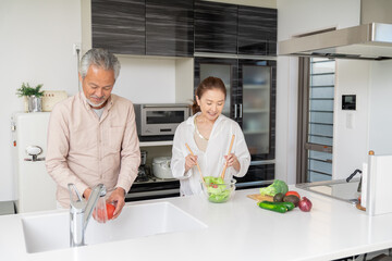 料理をするシニアカップル