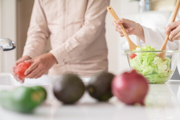 料理をするシニアカップル　手元