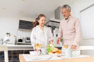 料理をするシニアカップル