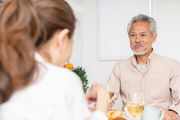 食事をするシニアカップル