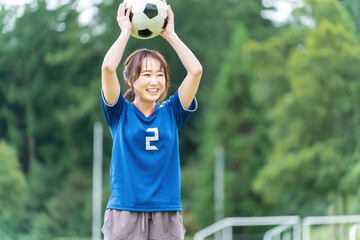 スローインしようとするフットサル・女子サッカー選手  © buritora