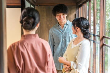 Obraz premium 老舗の温泉旅館・高級旅館・宿坊で観光客に接客する仲居さん・女将さん 