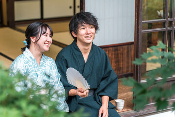 旅行で温泉旅館・宿坊・古民家に泊まる夫婦・カップル
